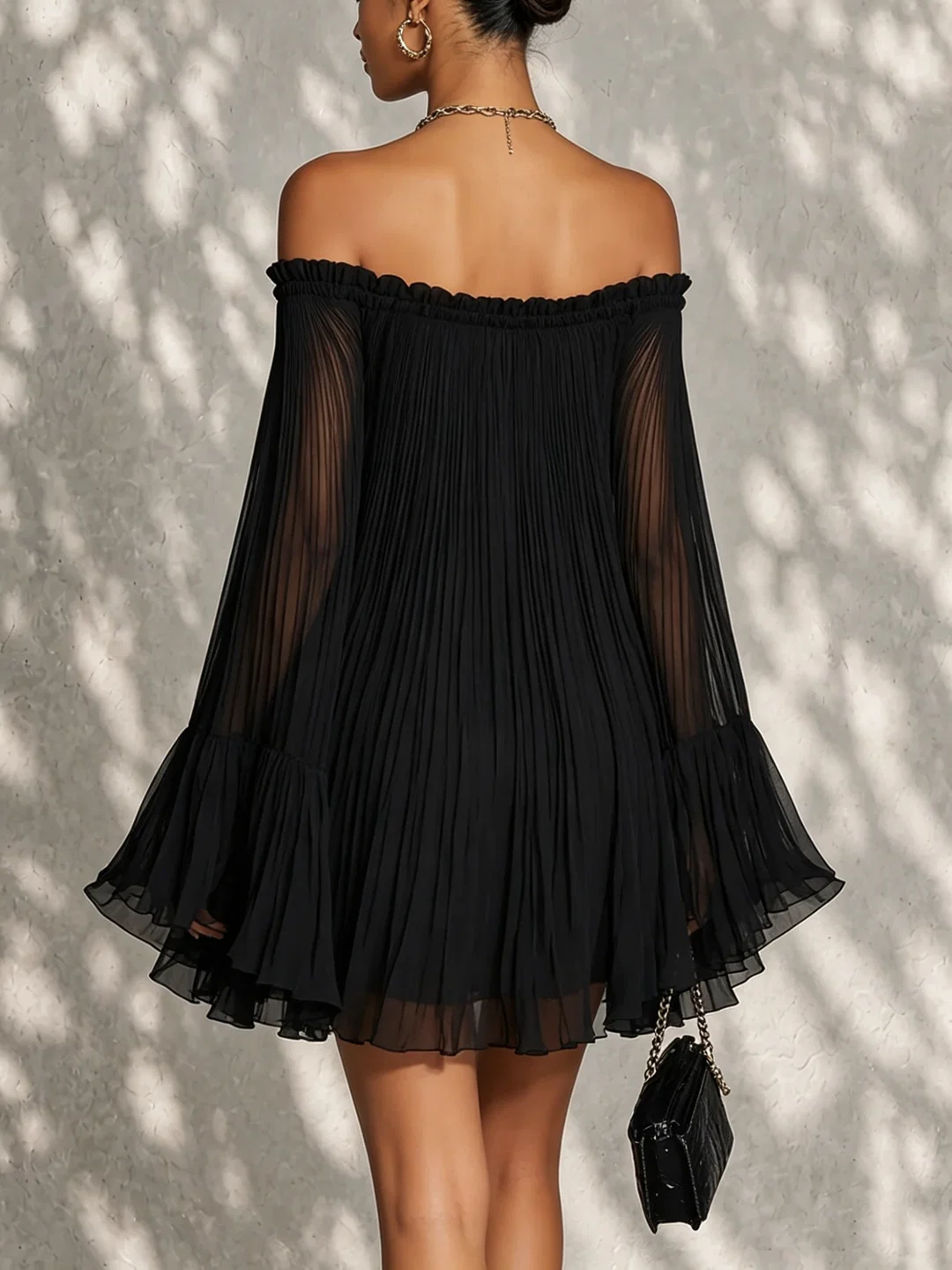 Mini vestido negro con mangas acampanadas de Valmont Gallery