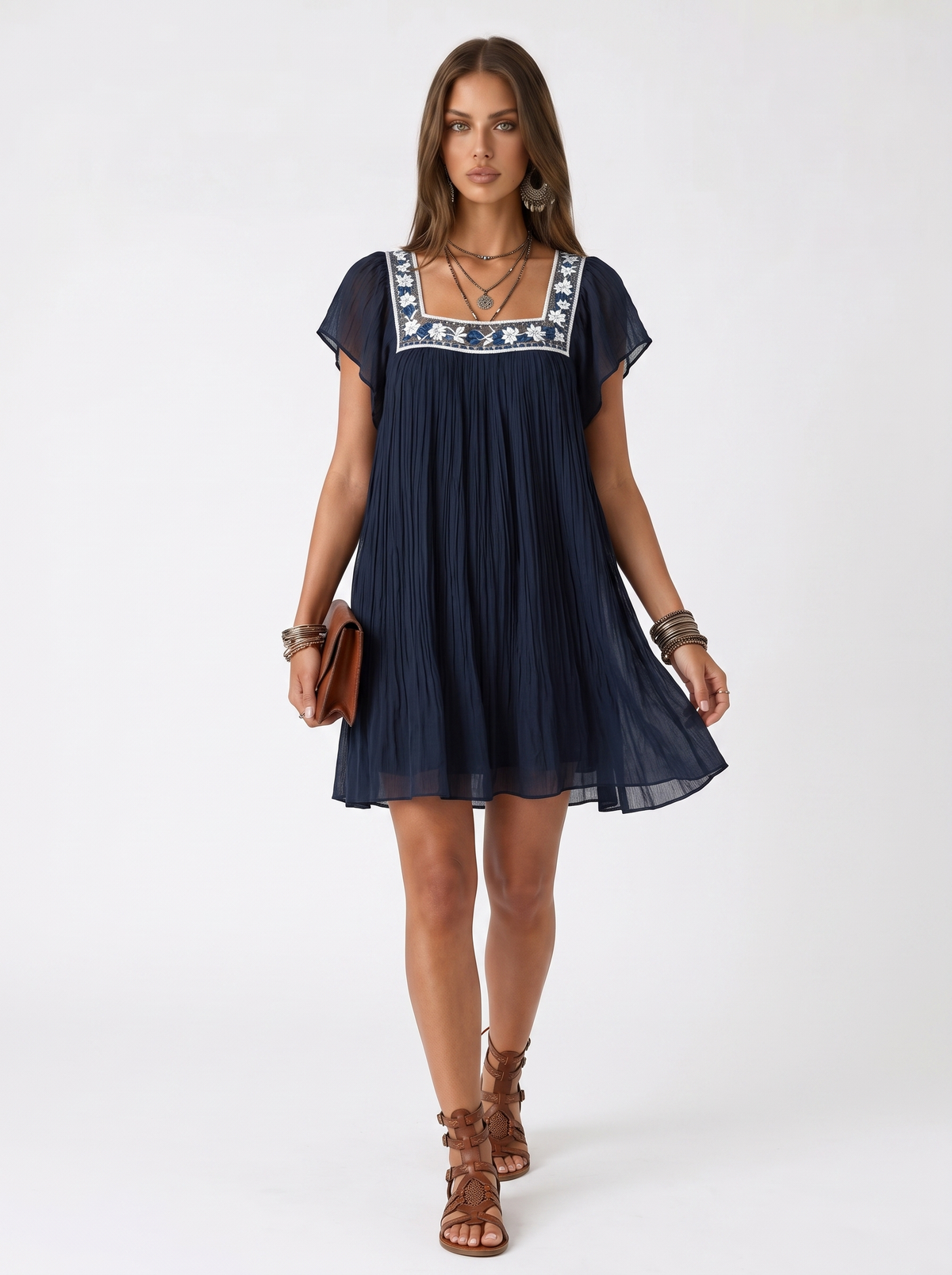 Mini vestido con bordados florales de Valmont Gallery