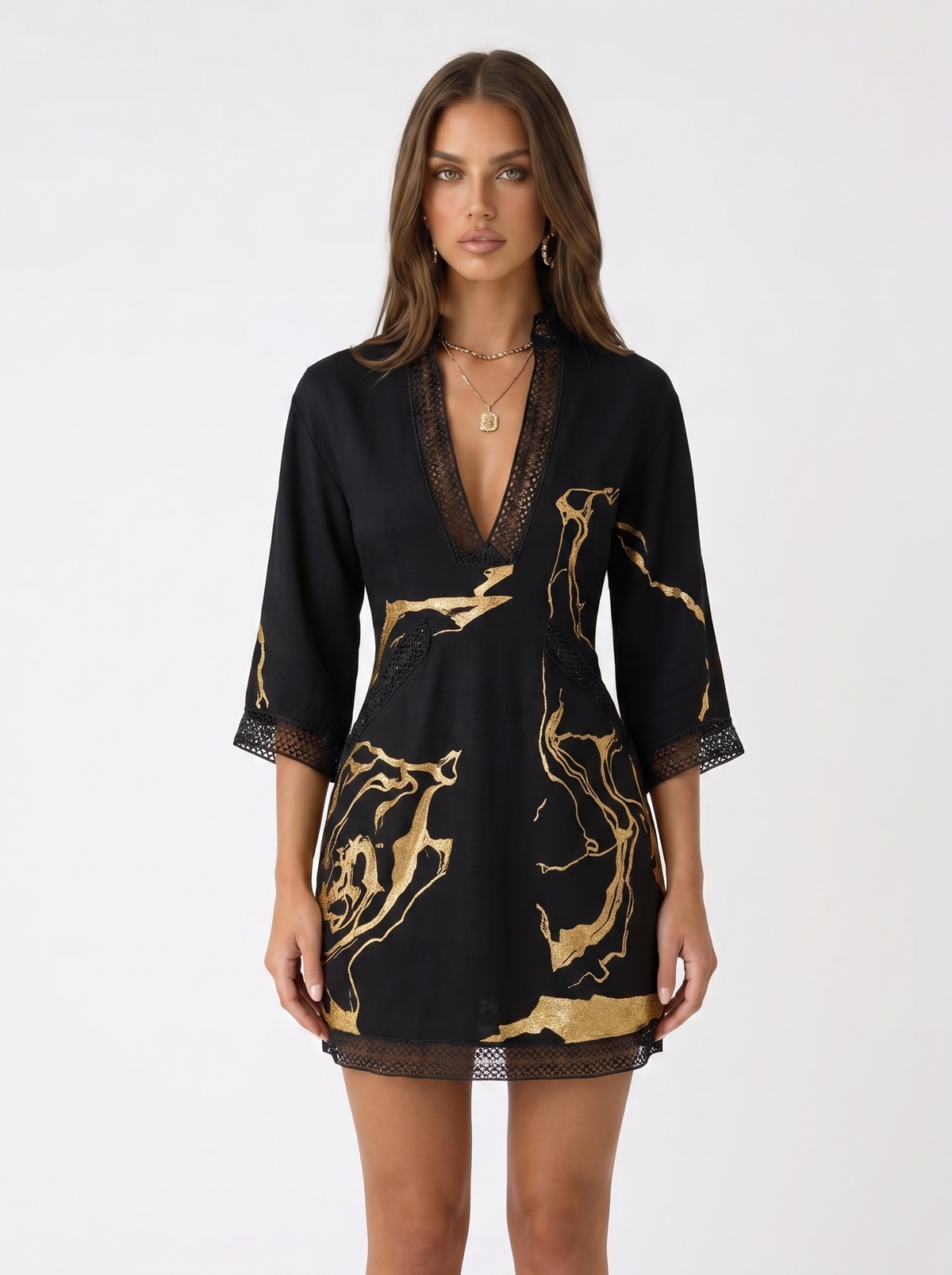 Mini vestido negro con toques dorados de Valmont Gallery