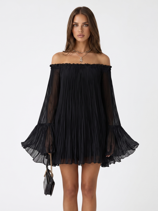 Mini vestido negro con mangas acampanadas de Valmont Gallery