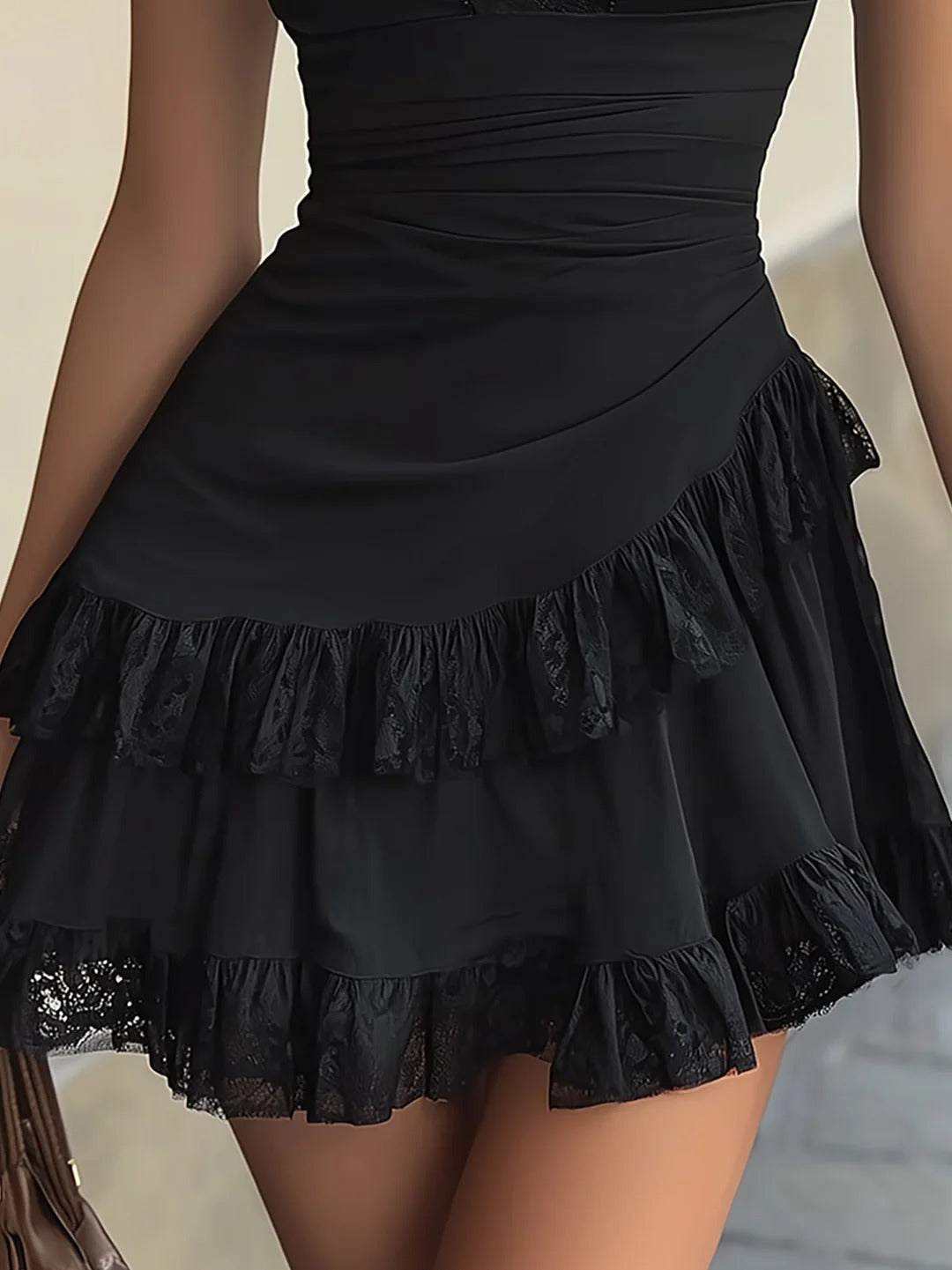 Mini vestido con escote en V de Valmont Gallery