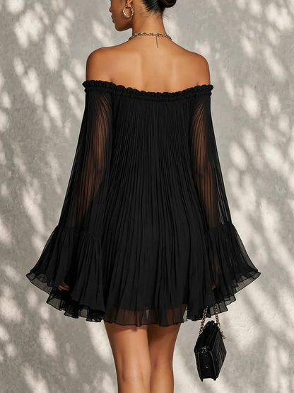Mini vestido negro con mangas acampanadas de Valmont Gallery